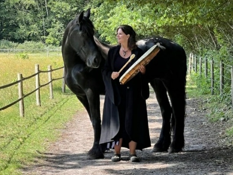 Vrouw en het zwarte paard